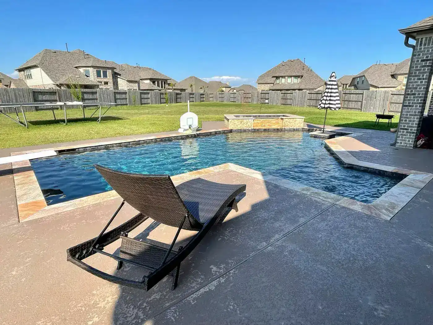 Geometric pool with lounger and spa